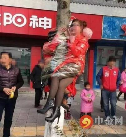 伴娘遭人抬引擎盖羞辱：低俗婚闹屡禁不止（图）