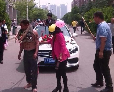 伴娘遭人抬引擎盖羞辱：低俗婚闹屡禁不止（图）
