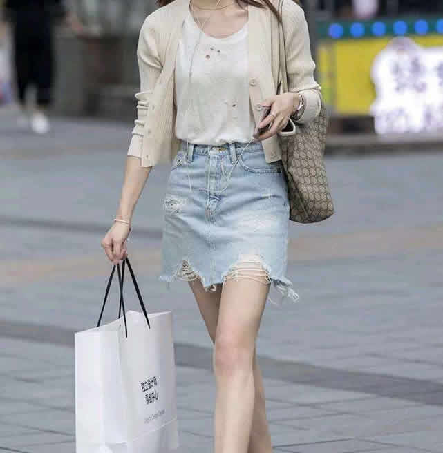 短裙美女：超短裙倍受现代青年女性喜爱