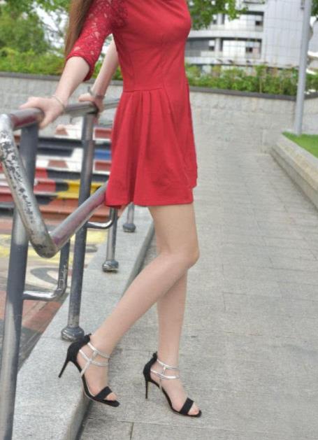 短裙美女：超短裙倍受现代青年女性喜爱