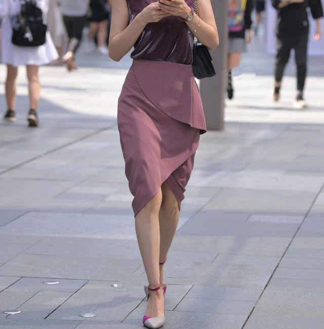 短裙美女：超短裙倍受现代青年女性喜爱