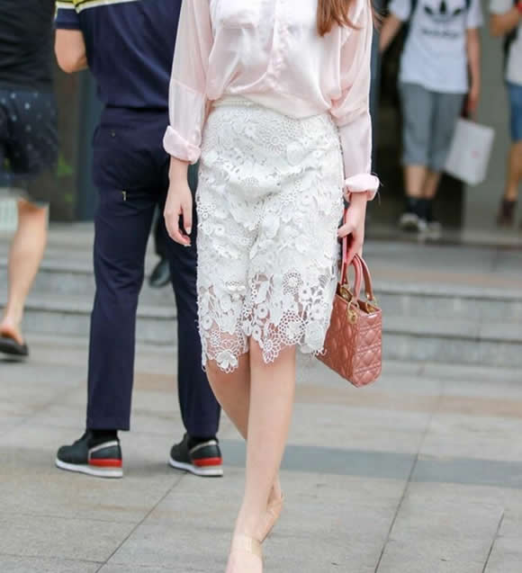 短裙美女：超短裙倍受现代青年女性喜爱