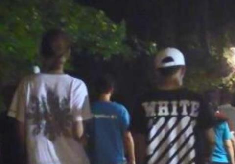 王宝强恋情疑曝光:一起带孩子回家(图) 王宝强恋情疑曝光:一起带孩子回家(图)