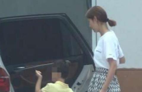 王宝强恋情疑曝光:一起带孩子回家(图) 王宝强恋情疑曝光:一起带孩子回家(图)