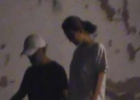 王宝强恋情疑曝光:一起带孩子回家(图) 王宝强恋情疑曝光:一起带孩子回家(图)