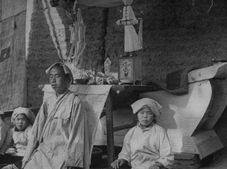 为什么人一死脸上要盖上布:灵魂还没有离开(图) 为什么人一死脸上要盖上布:灵魂还没有离开(图)