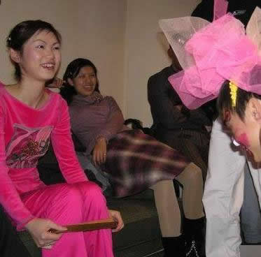 女人们闹洞房太猛了