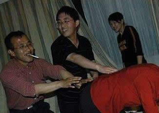 女人们闹洞房太猛了