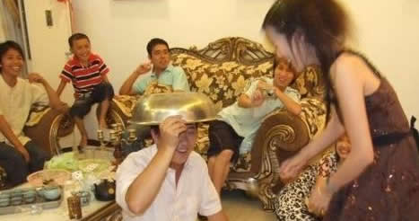 女人们闹洞房太猛了