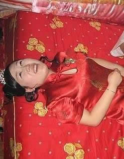 女人们闹洞房太猛了