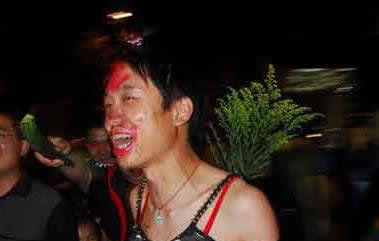 女人们闹洞房太猛了