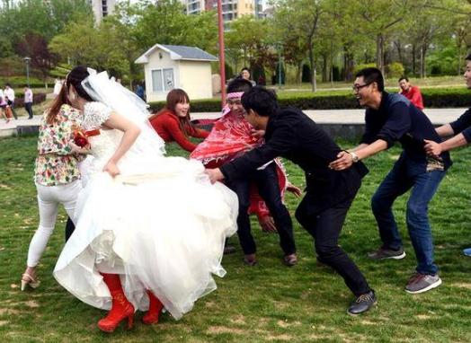 奇葩闹洞房男人没女人玩的嗨：接受不了啊啊啊