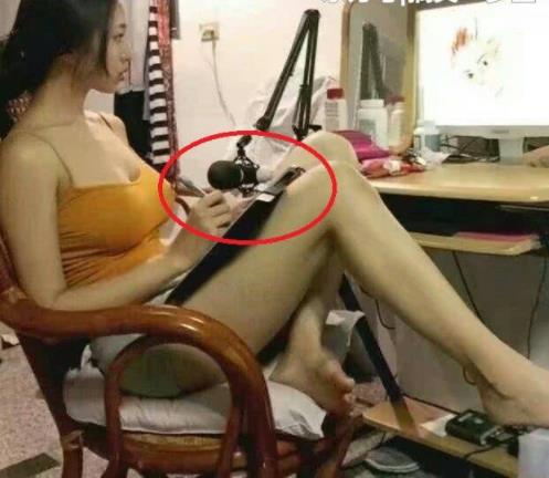 妹子看你穿的这么凉快来直播