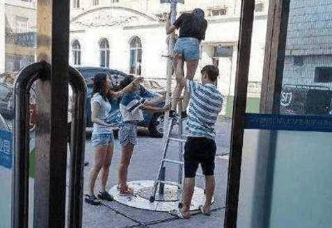 大哥厉害！你怎么让妹子上去了