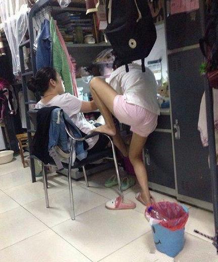 第一次来女生宿舍，我还要不要进去呢