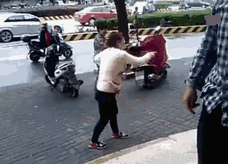 大妈最近刻苦缎练，终于发明了一种新街舞