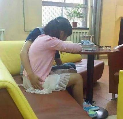 大哥公共场合这么多人看着呢