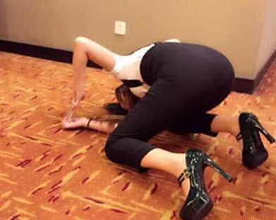 妹子不就拍个照吗，叫我帮忙就好了