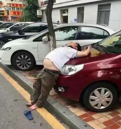 豪车上躺着睡觉就是舒服