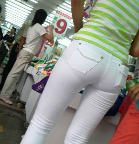 女穿白色紧身裤的正面：紧身裤显高显瘦倍受女人喜爱