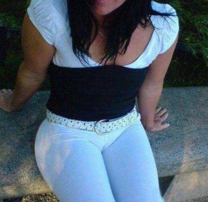 女穿白色紧身裤的正面：紧身裤显高显瘦倍受女人喜爱