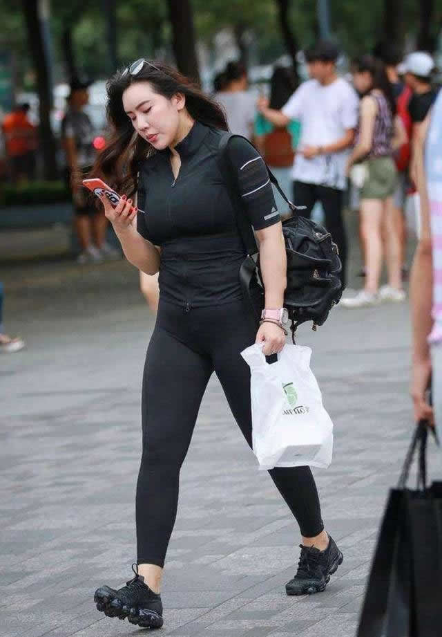 紧身装尽窈窕动人显丰满身材：小姐姐们非常有诱惑力