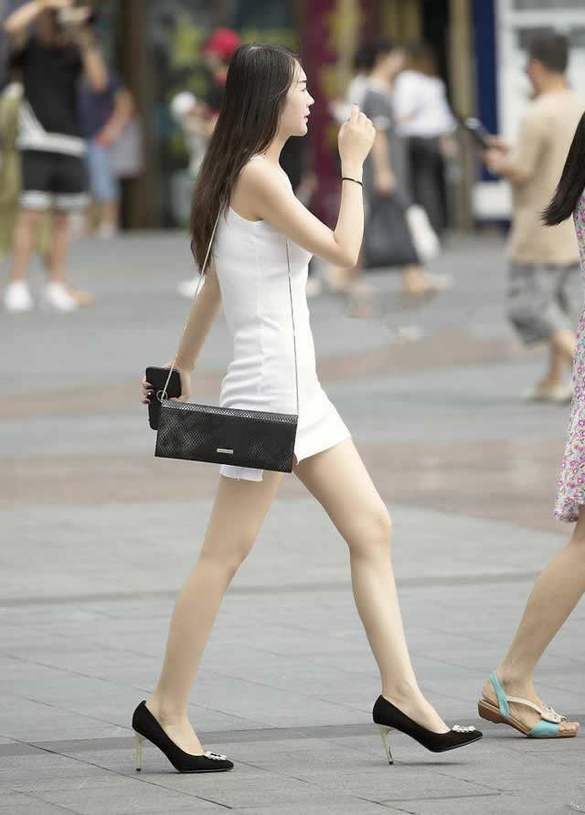 紧身装尽窈窕动人显丰满身材：小姐姐们非常有诱惑力