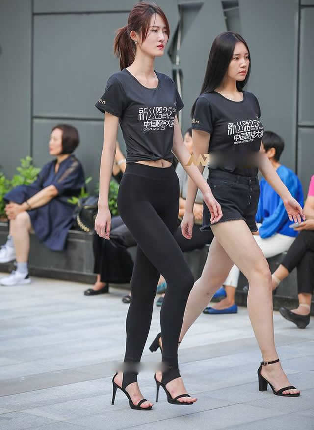 紧身装尽窈窕动人显丰满身材：小姐姐们非常有诱惑力