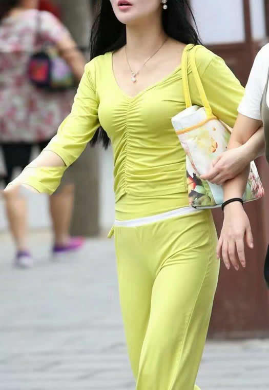 紧身装尽窈窕动人显丰满身材：小姐姐们非常有诱惑力