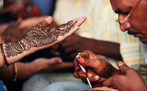 尼泊尔女人集体公开沐浴净身