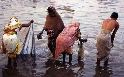 尼泊尔女人集体公开沐浴净身