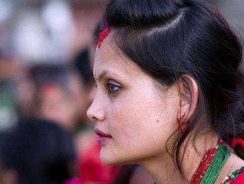 尼泊尔女人集体公开沐浴净身