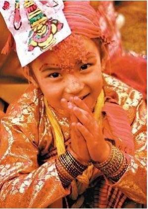 尼泊尔女人集体公开沐浴净身