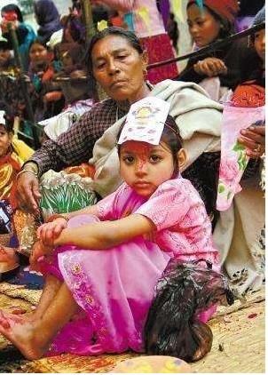 尼泊尔女人集体公开沐浴净身