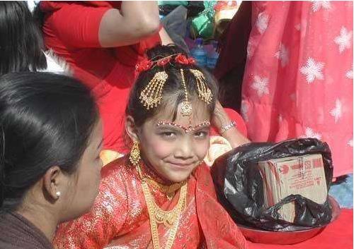 尼泊尔女人集体公开沐浴净身