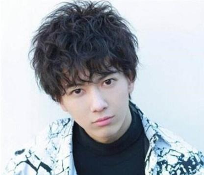 男生烫什么发型好看：变身时尚潮男帅气小哥哥