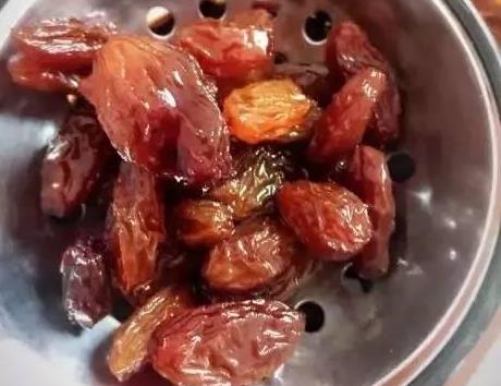 葡萄干这样吃效果发挥得更好：教你怎么吃葡萄干别错过