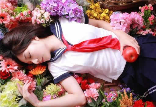 19岁少女掀开裙子 这幕震惊众人(她是一名男性) 19岁少女掀开裙子 这幕震惊众人(她是一名男性)