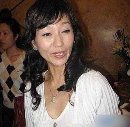 赵雅芝素颜年轻素颜：岁月无情卸妆后难掩满脸皱纹