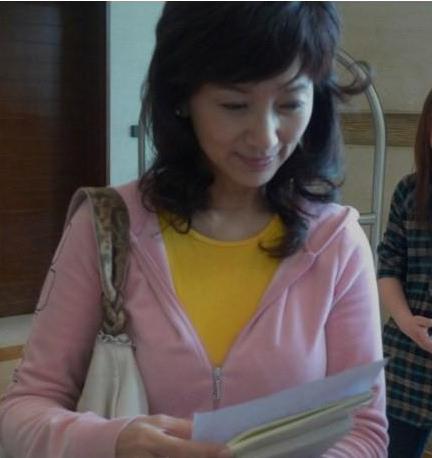 赵雅芝素颜年轻素颜：岁月无情卸妆后难掩满脸皱纹