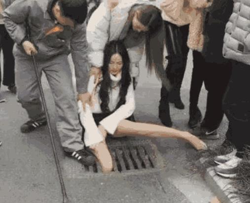 女子逛街不慎把腿卡进下水道：这腿得多细啊（图）