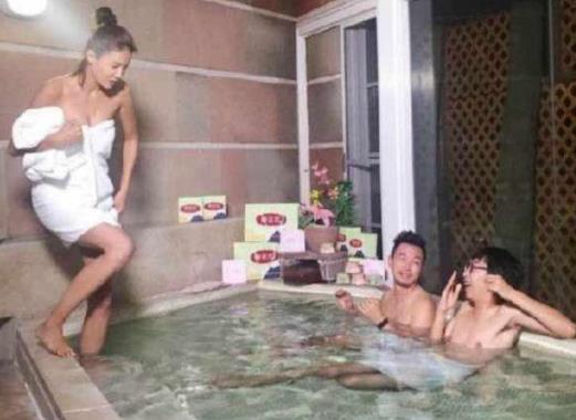 张蓝心裹浴巾上与男演员拍戏:水中频频接触好尴尬 张蓝心裹浴巾上与男演员拍戏:水中频频接触好尴尬