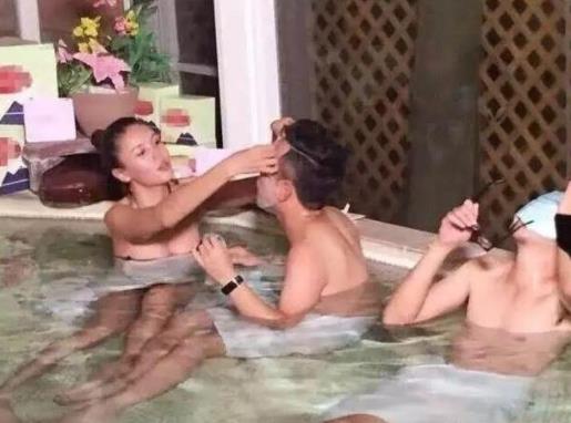 张蓝心裹浴巾上与男演员拍戏:水中频频接触好尴尬 张蓝心裹浴巾上与男演员拍戏:水中频频接触好尴尬