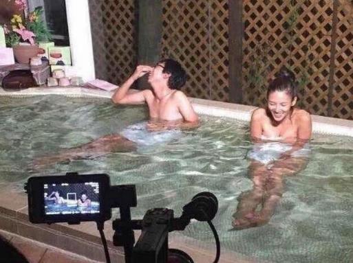 张蓝心裹浴巾上与男演员拍戏:水中频频接触好尴尬 张蓝心裹浴巾上与男演员拍戏:水中频频接触好尴尬