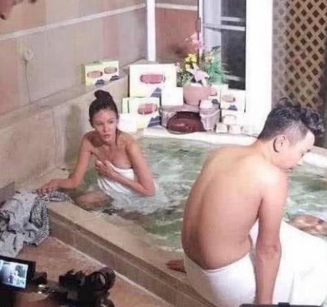张蓝心裹浴巾上与男演员拍戏:水中频频接触好尴尬 张蓝心裹浴巾上与男演员拍戏:水中频频接触好尴尬
