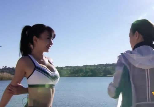 柳岩脱下外套做扩胸运动:请用弹幕挡住我(图) 柳岩脱下外套做扩胸运动:请用弹幕挡住我(图)