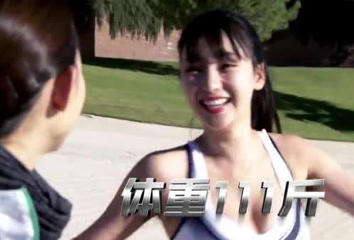 柳岩脱下外套做扩胸运动:请用弹幕挡住我(图) 柳岩脱下外套做扩胸运动:请用弹幕挡住我(图)