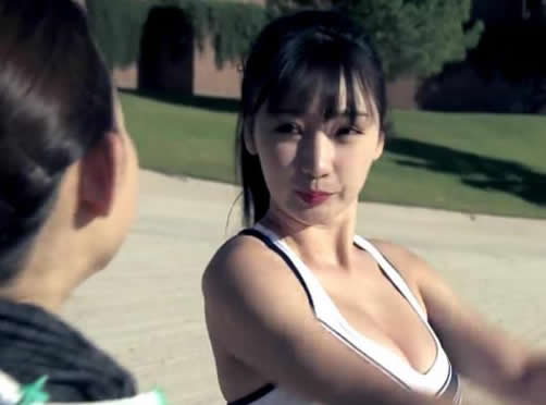 柳岩脱下外套做扩胸运动:请用弹幕挡住我(图) 柳岩脱下外套做扩胸运动:请用弹幕挡住我(图)