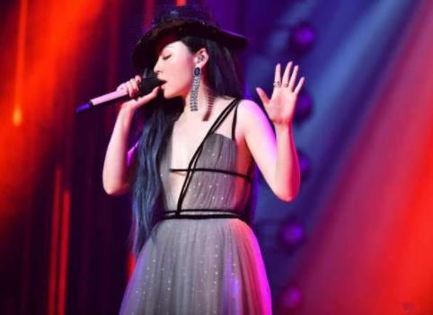 张靓颖穿吊带长裙：时尚衣品惊艳十足（图）