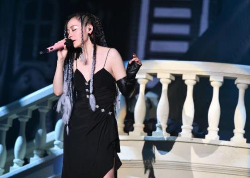 张靓颖穿吊带长裙：时尚衣品惊艳十足（图）